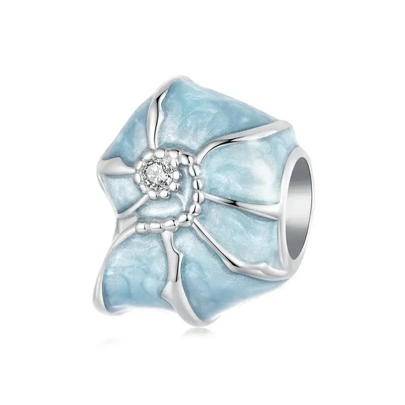 Charms océan avec fleur en émail bleu clair, détail argent et pierre centrale claire pour bracelet océan