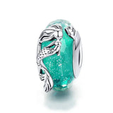 Charme argent mermaid avec centre en verre teal translucide pour bracelet océan au fini métallique poli