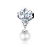 Charms argent en forme de coquillage argenté orné de cristaux bleus et dune perle blanche pour bracelet océan