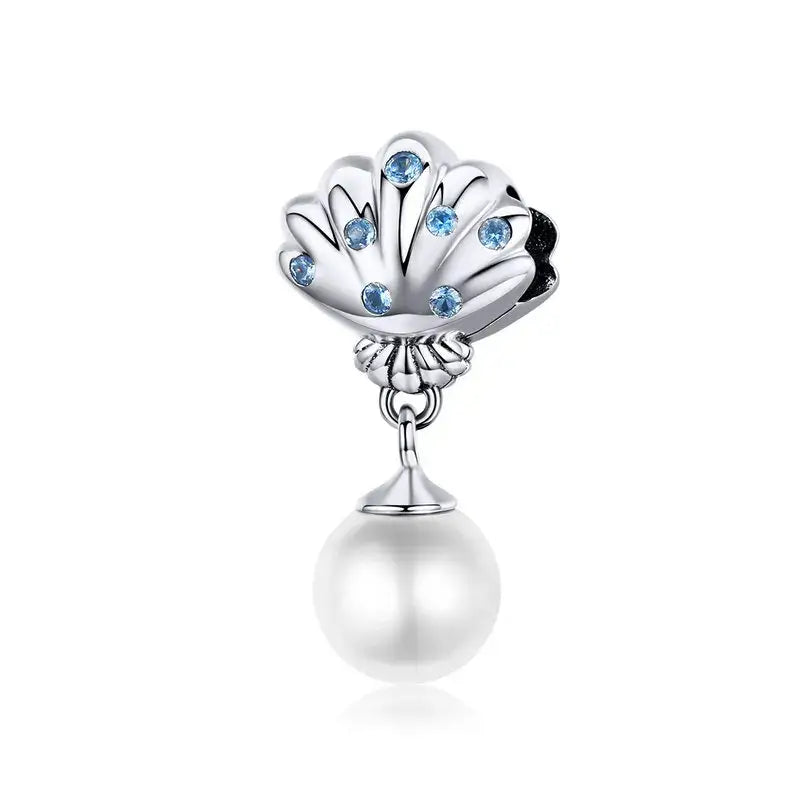 Charms argent en forme de coquillage argenté orné de cristaux bleus et dune perle blanche pour bracelet océan