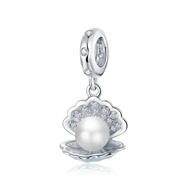 Charms argent avec perle blanche élégante centrale et coquille festonnée ornée de cristaux pour bracelet océan