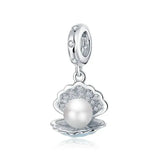 Charms argent avec perle blanche élégante centrale et coquille festonnée ornée de cristaux pour bracelet océan