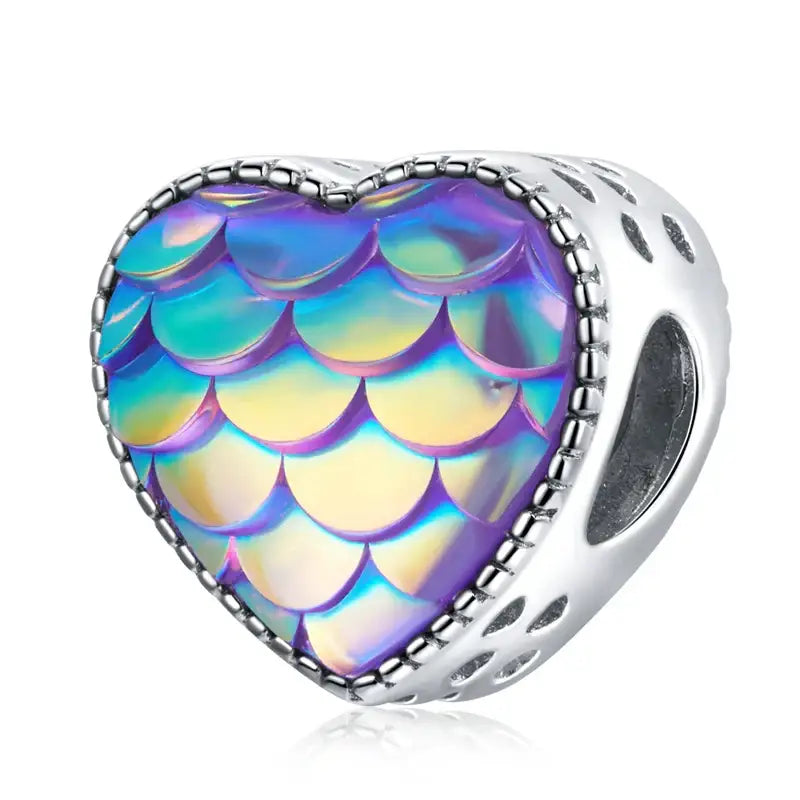 Charme argent en forme de cœur avec écailles iridescentes violettes, bleues et dorées pour bracelet océan