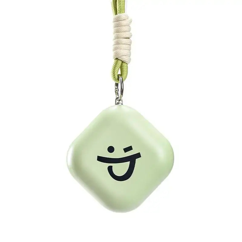 Chauffe-mains rechargeable vert clair en forme hexagonale avec visage souriant noir suspends à un cordon tressé pour un hiver doux restez mains chaudes