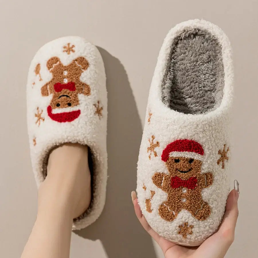Chaussons femme hiver en peluche blanche avec motifs brodés bonhomme en pain dépice et intérieur gris doux