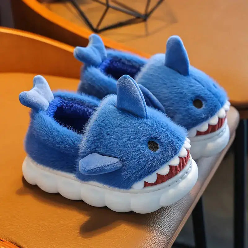 Chaussons hiver coton requin bleu en forme de requin avec texture douce et semelle blanche dentelée