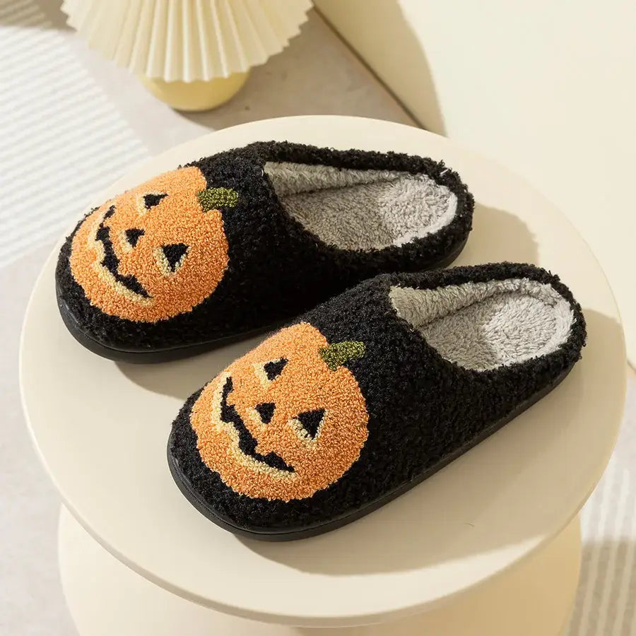Chaussons femme hiver noir en peluche avec citrouilles orange et tiges vertes brodées pour halloween