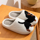 Chaussons femme hiver en peluche blanche avec broderie teckel noire et marron pour chaussons homme et femme