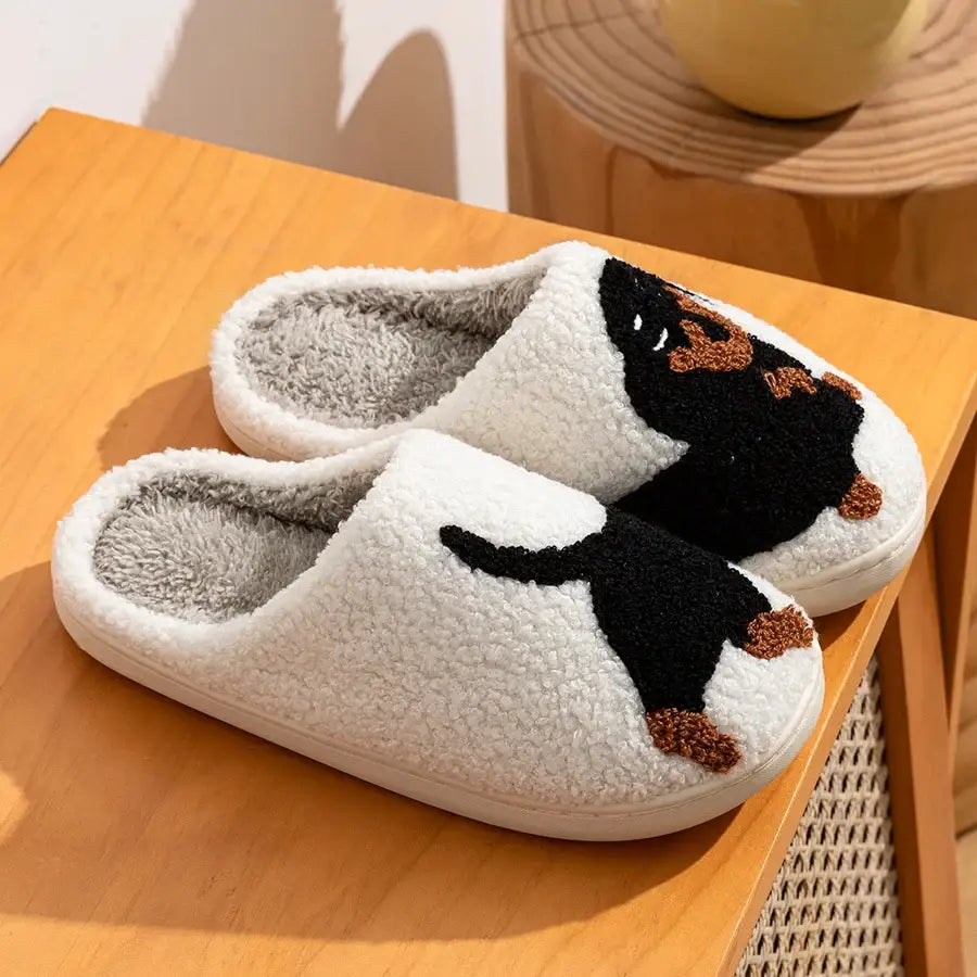 Chaussons femme hiver en peluche blanche avec broderie teckel noire et marron pour chaussons homme et femme