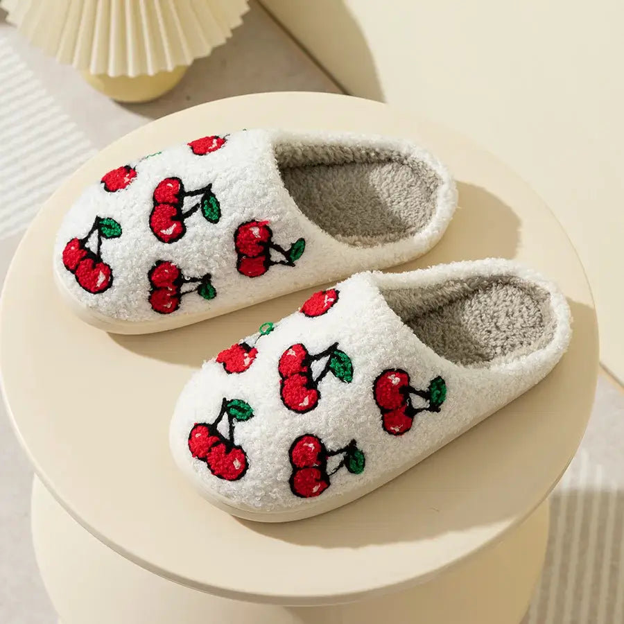 Chaussons femme hiver blancs en peluche avec broderie cerises rouges et doublure intérieure grise douce
