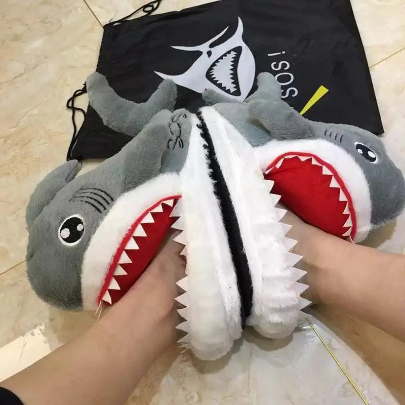 Chaussons peluche chauds requins gris avec intérieur rouge et blanc, détails en couture noire et yeux cartoon amusants