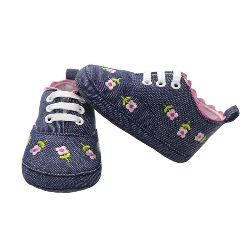 Chaussures brodée pour bébé fille en denim bleu avec broderie florale rose et verte liseré festonné rose mélange parfait