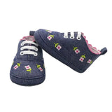 Chaussures brodée pour bébé fille en denim bleu avec broderie florale rose et verte liseré festonné rose mélange parfait