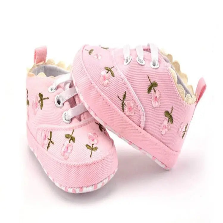 Chaussures brodée pour bébé fille en toile avec broderie florale rose laces blanches et bordure festonnée mélange parfait