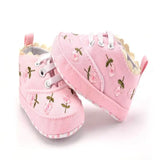 Chaussures brodée pour bébé fille en toile avec broderie florale rose laces blanches et bordure festonnée mélange parfait