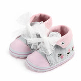 Chaussures brodée bébé fille en cuir suédé rose et gris avec broderie florale et nœuds en dentelle mélange parfait