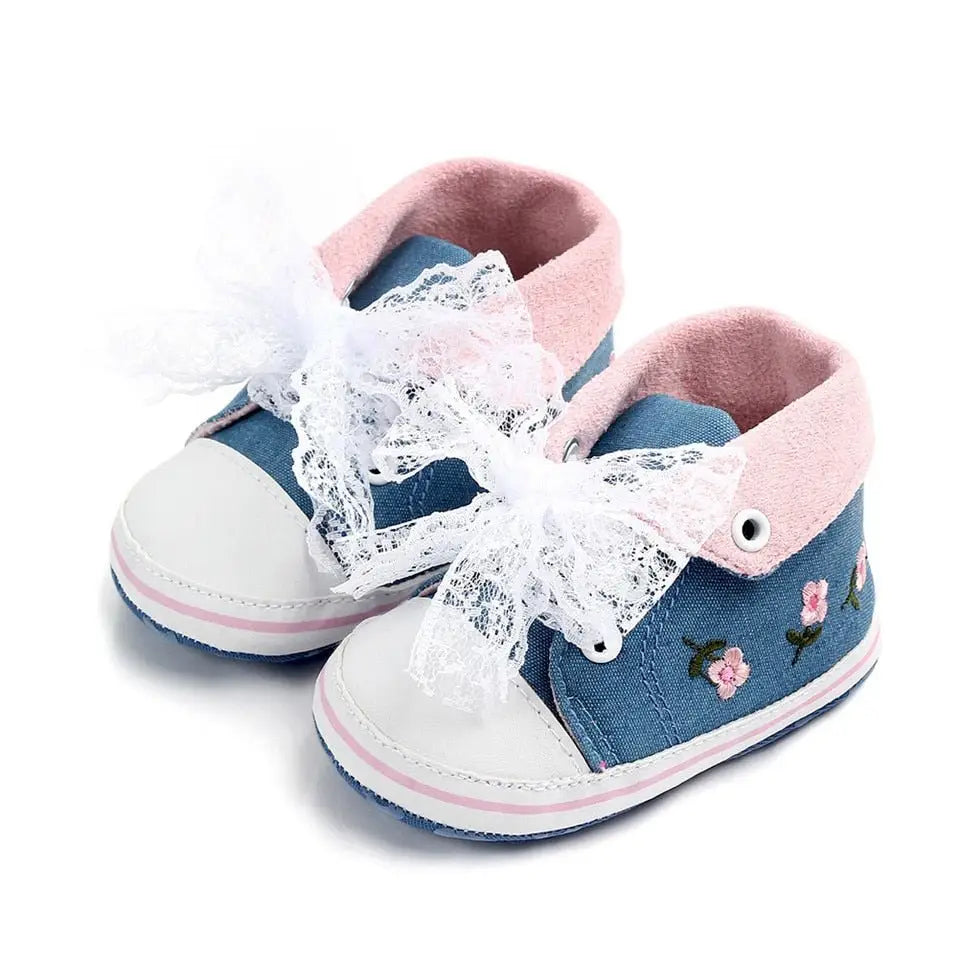 Chaussures brodée pour bébé fille en denim bleu avec fleurs roses et nœuds en dentelle un mélange parfait