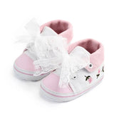 Chaussures brodée pour bébé fille en rose et blanc avec lacets en nœud et broderie florale un mélange parfait