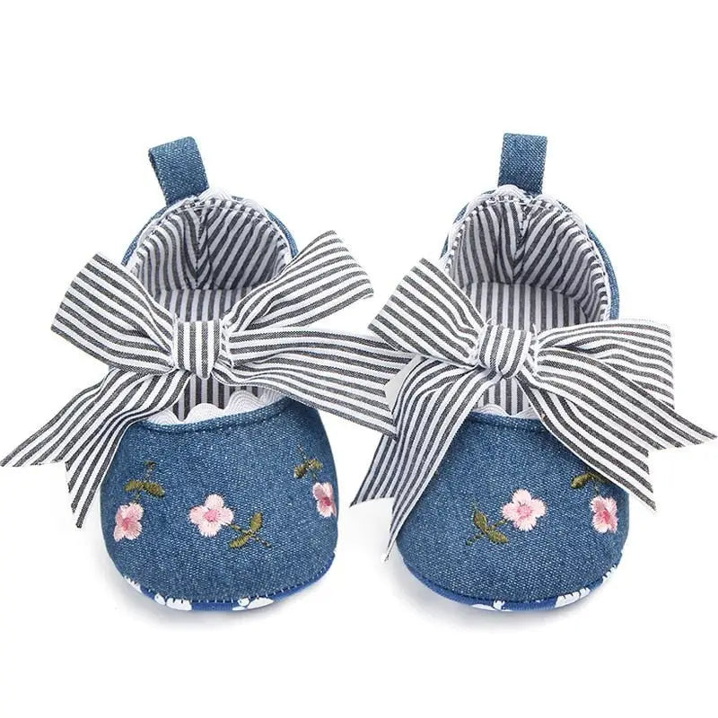 Chaussures brodée pour bébé fille en denim avec broderie florale rose et nœud rayé mélange parfait