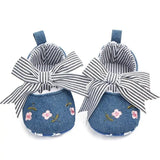 Chaussures brodée pour bébé fille en denim avec broderie florale rose et nœud rayé mélange parfait
