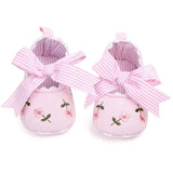Chaussures brodée pour bébé fille en rose avec fleurs brodées et nœuds rayés un mélange parfait design