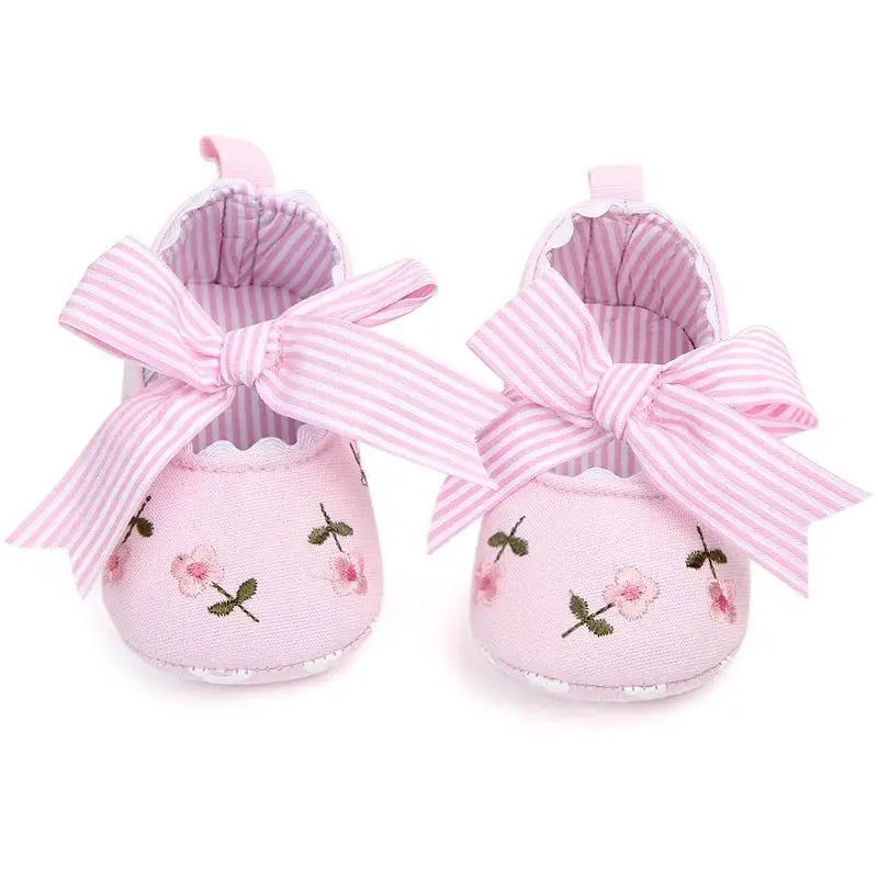 Chaussures brodée pour bébé fille en rose avec fleurs brodées et nœuds rayés un mélange parfait design