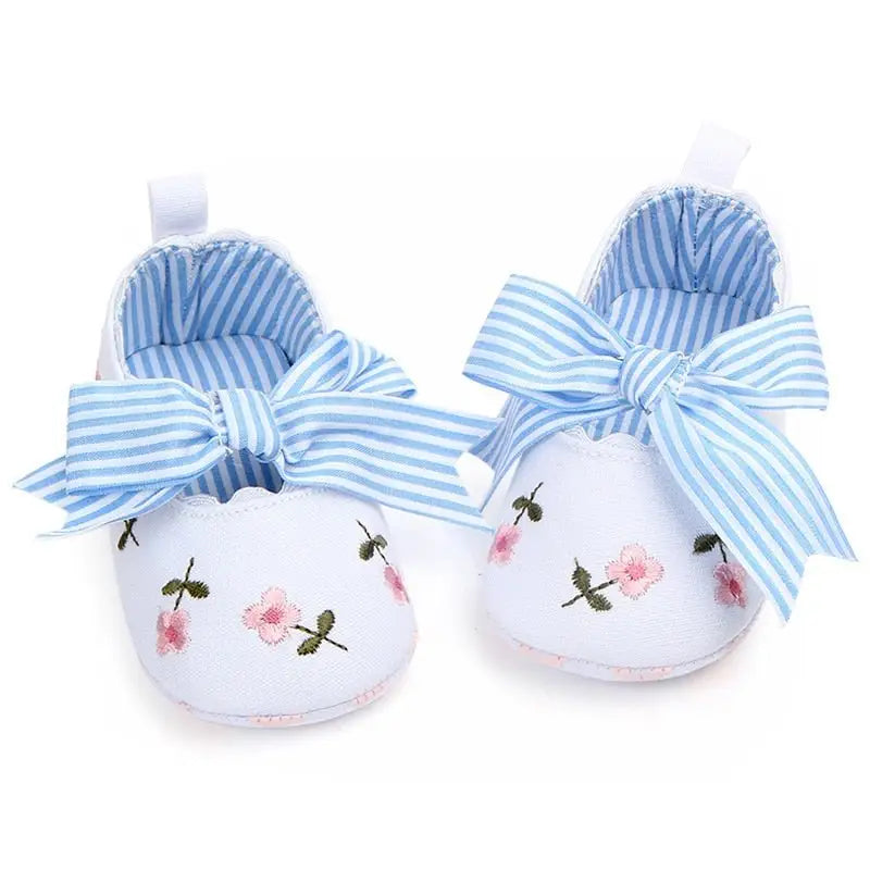 Chaussures brodée pour bébé fille en blanc avec broderie florale rose et nœuds rayés bleu clair mélange parfait