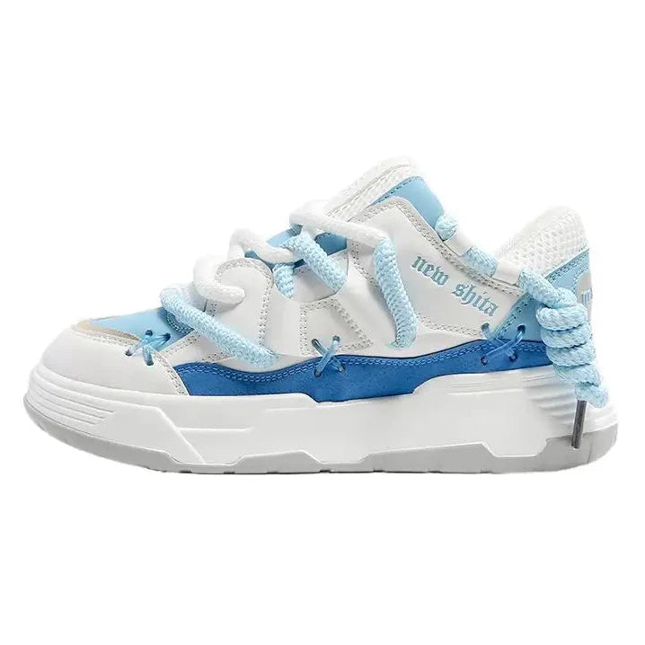 Sneaker chunky blanc et bleu clair avec lacets tressés et semelle texturée pour chaussures luxe sport unisexe