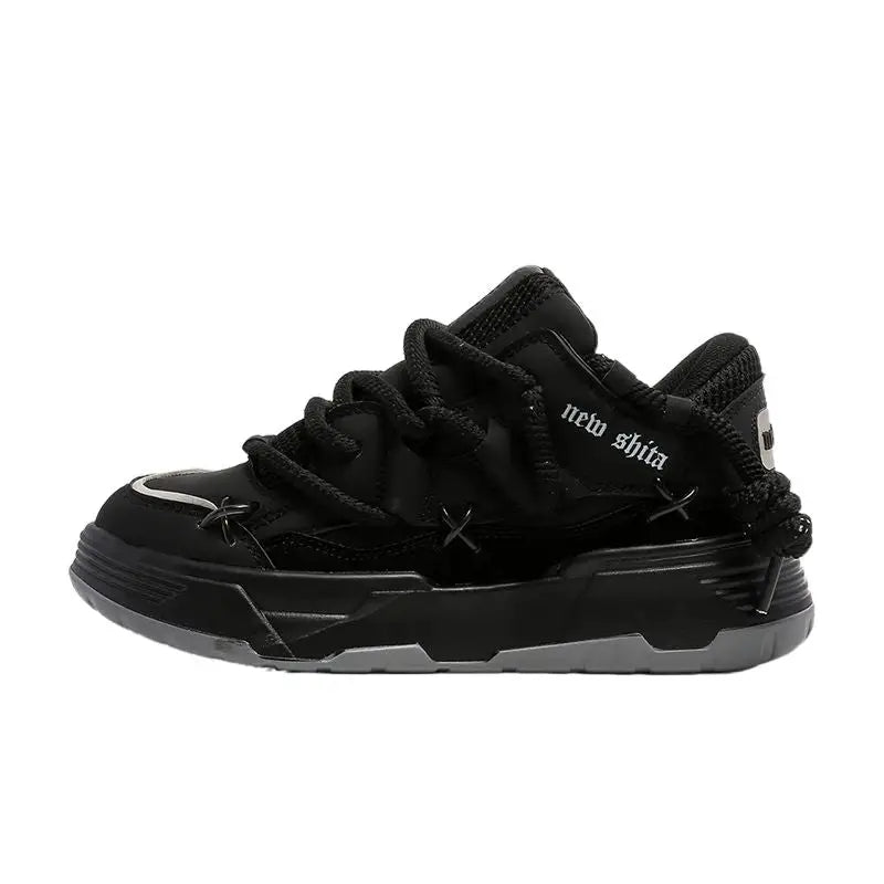 Chaussures luxe sport unisexe en noir avec semelle chunky et tige texturée alliant style et confort
