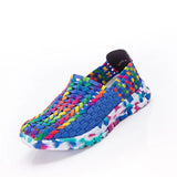 Chaussures tressées d’été pour femmes avec mocassins tressées colorés multicolores et semelle blanche éclaboussée