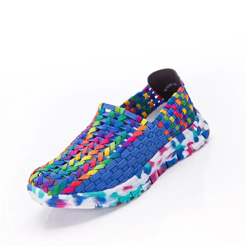 Chaussures tressées d’été pour femmes avec mocassins tressées colorés multicolores et semelle blanche éclaboussée