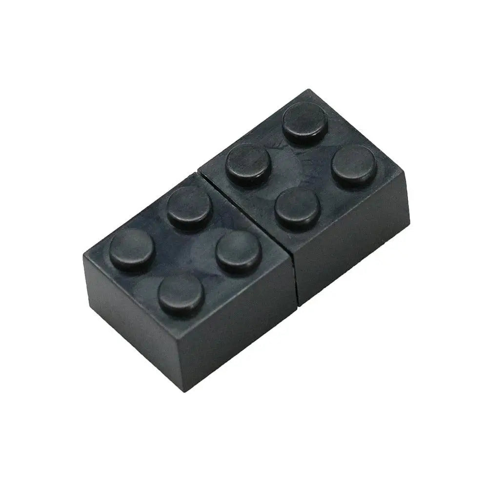Clé usb en forme de lego noir en plastique 2x4 jointes disponible dans magasins de jouets pour déguisement carnaval