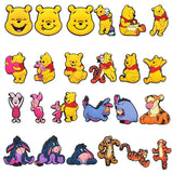 Clips chaussures winnie l’ourson jaunes avec écharpes rouges en diverses poses pour décorer chaussures winnie