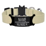 Collier à graver personnalisé pour chat en nylon beige avec boucle noire et plaque métallique gravée nom et numéro