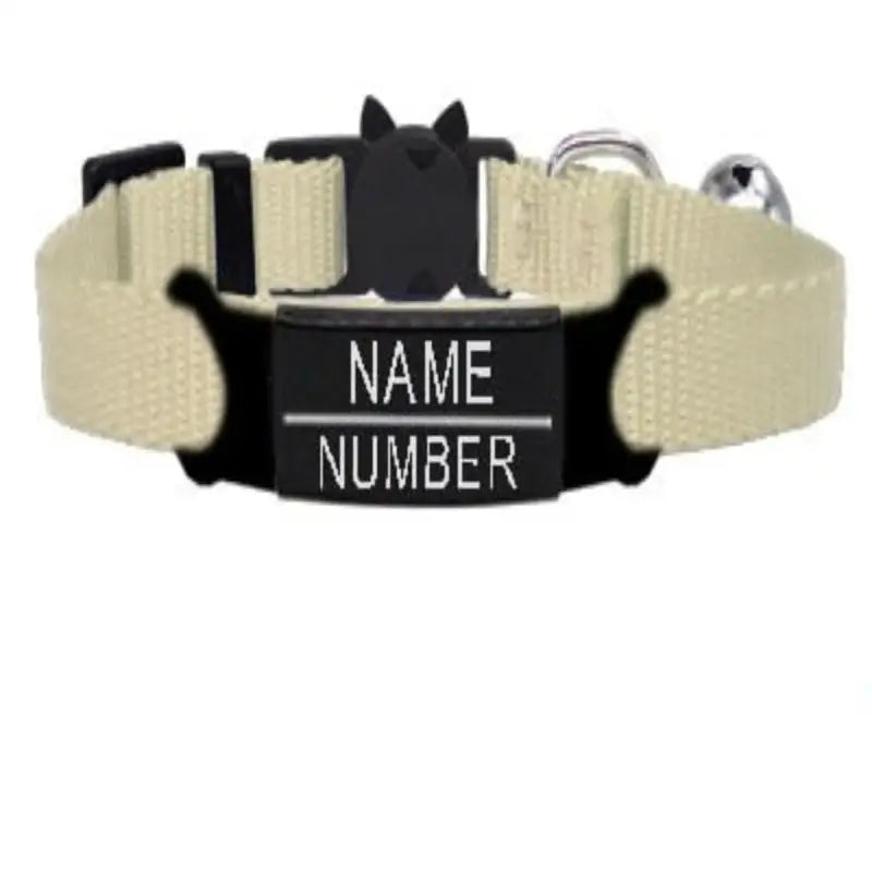 Collier à graver personnalisé pour chat en nylon beige avec boucle noire et plaque métallique gravée nom et numéro