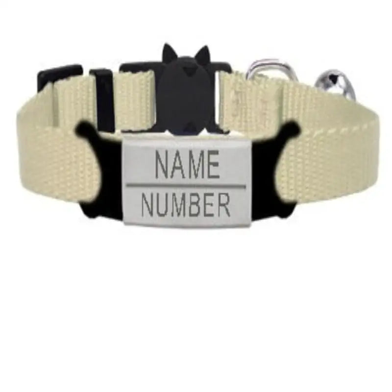 Collier à graver personnalisé pour chat en nylon crème avec boucle noire et plaque métallique gravée nom et numéro