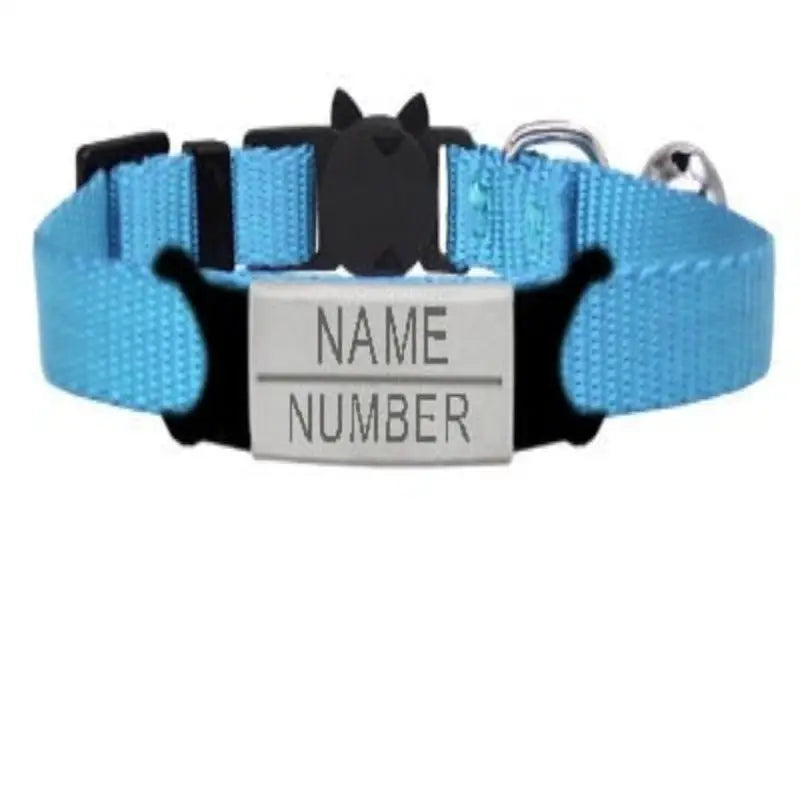 Collier à graver personnalisé pour chat en tissu bleu clair avec boucle plastique noire et plaque métal gravée