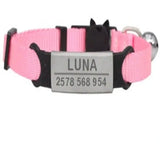 Collier à graver personnalisé pour chat avec gravure argentée luna et numéro sur fond rose et noir