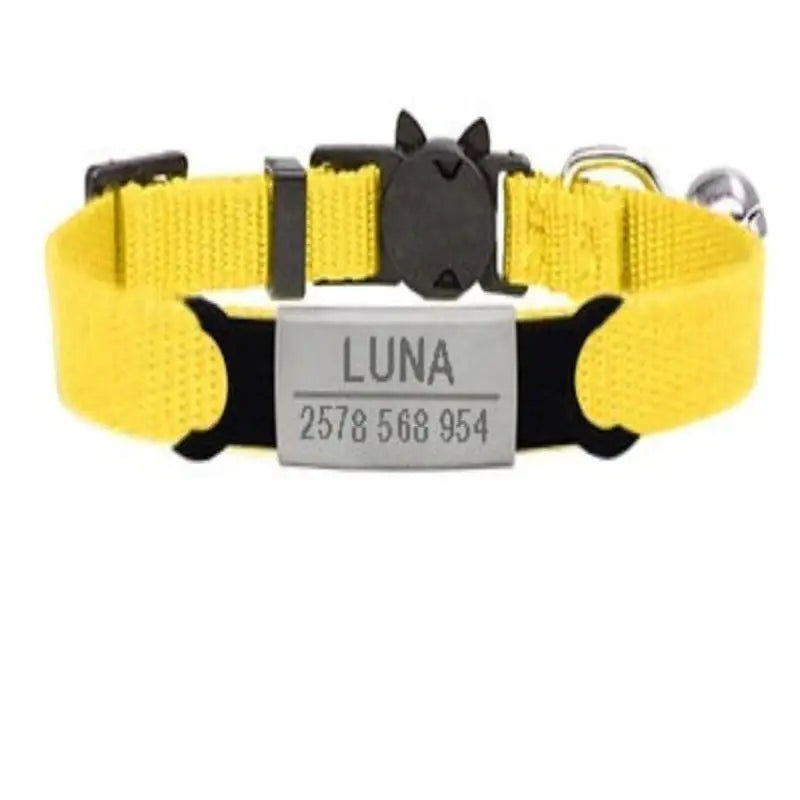 Collier à graver personnalisé pour chat en jaune avec plaque gravée luna et boucle noire en forme de tête de chat