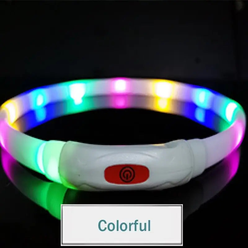 Collier chien led en silicone rechargeable blanc avec bouton rouge et lumières clignotantes multicolores confortable à porter