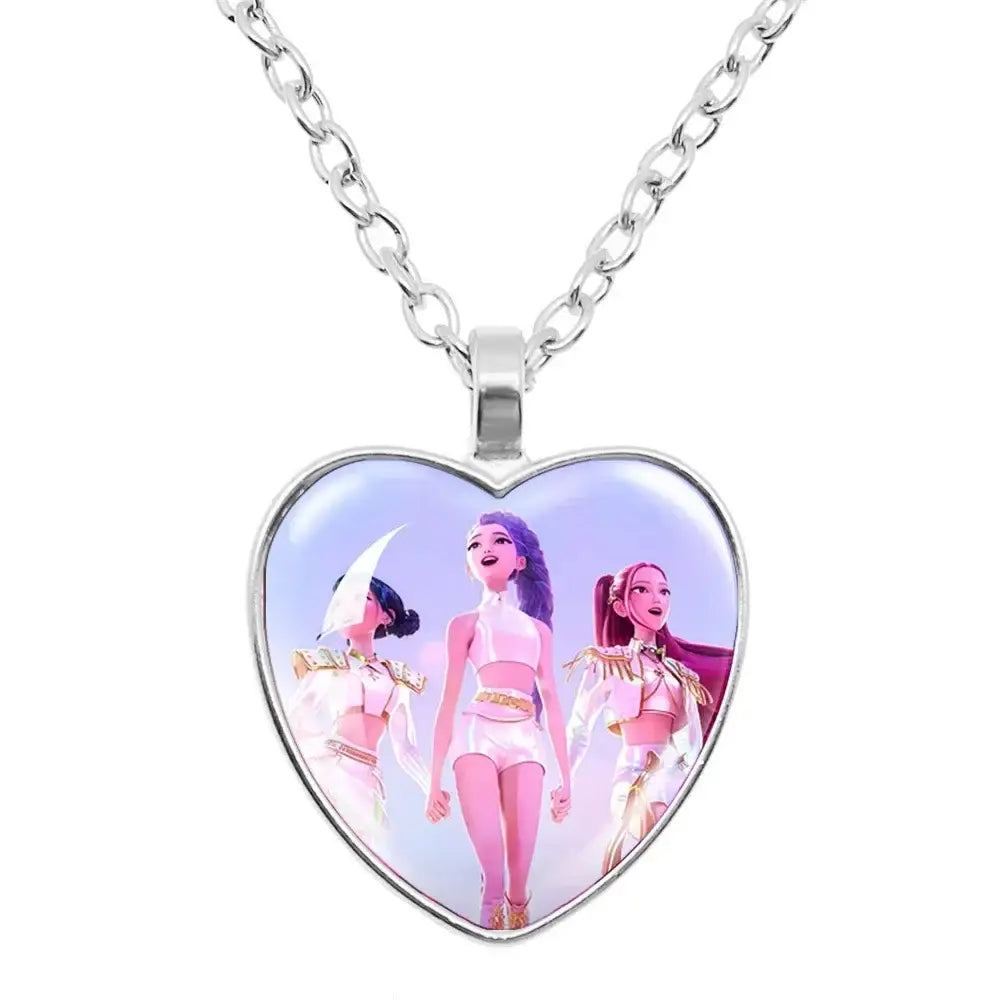 Collier k-pop demon hunter avec pendentif coeur en cabochon verre illustrant trois personnages animés sur chaîne argentée