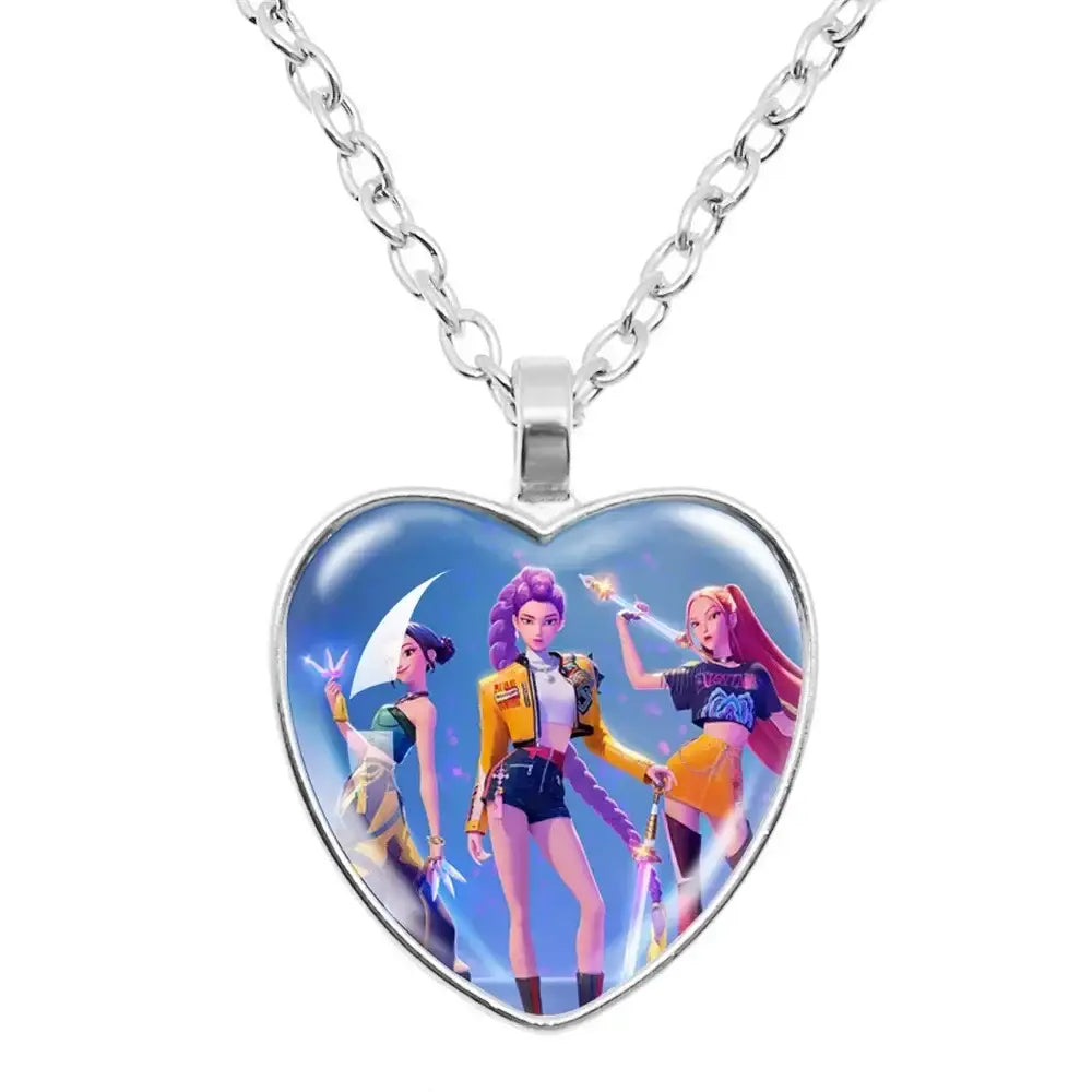 Collier kpop demon hunter pendentif cœur avec chaîne argentée et illustration colorée de personnages k-pop demon hunter