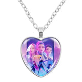 Collier kpop demon hunter pendentif en forme de cœur avec chaîne argentée et illustration colorée des personnages k-pop demon hunter
