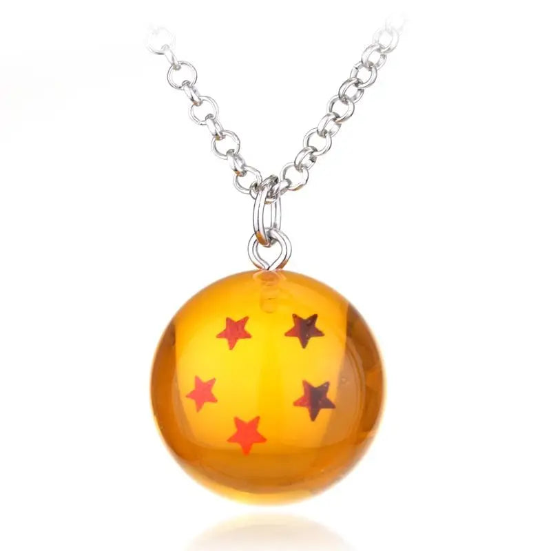 Collier pendentif dragon ball en ambre translucide avec cinq étoiles rouges suspendu à une chaîne argentée
