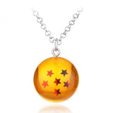 Collier pendentif dragon ball translucide ambre avec sept étoiles rouges et noires suspendu à une chaîne argentée