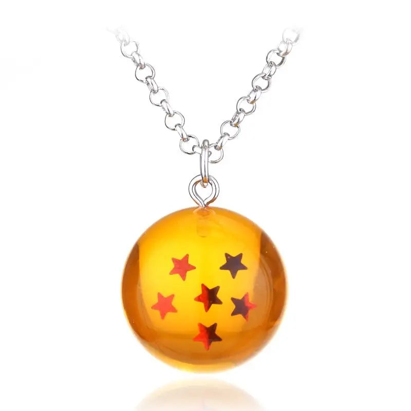 Collier pendentif dragon ball translucide ambre avec sept étoiles rouges et noires suspendu à une chaîne argentée