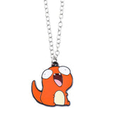 Collier pendentif pokémon en émail orange avec créature caricaturale aux grands yeux et langue rose visible