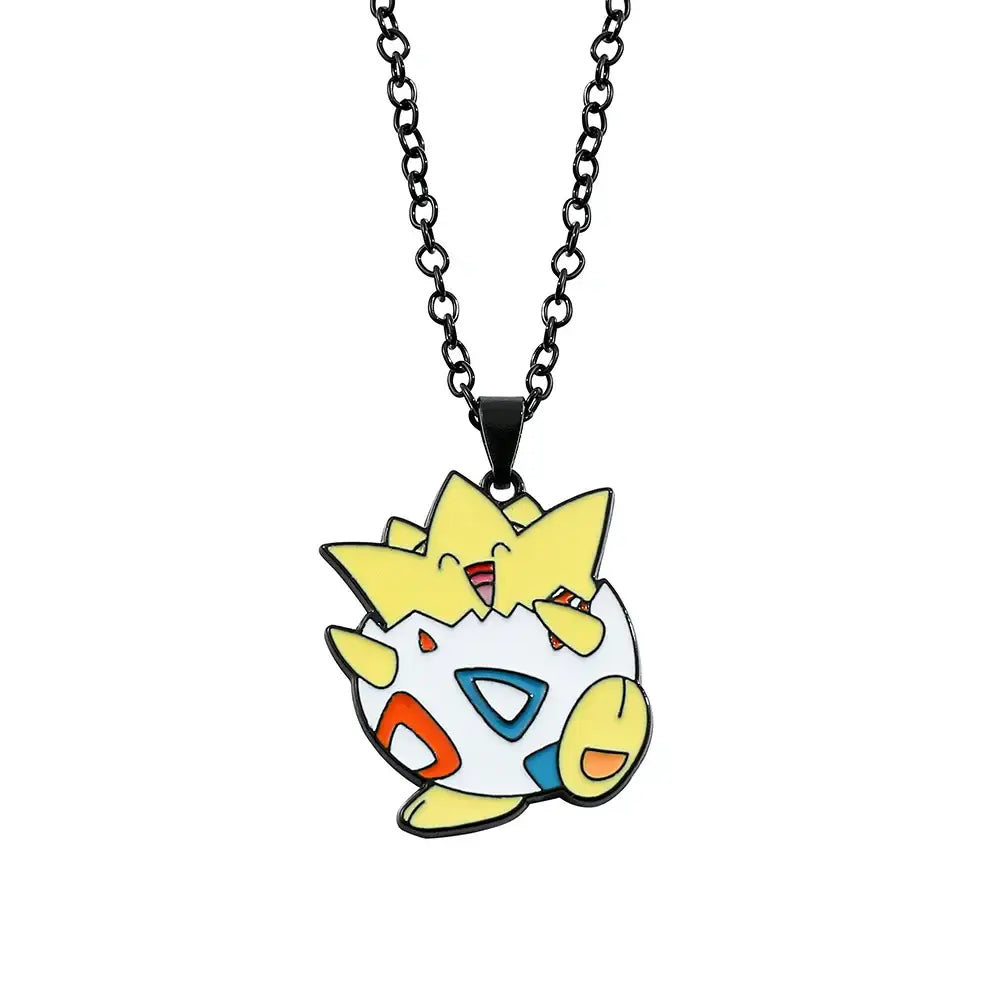 Collier pendentif pokémon en émail jaune et blanc représentant jolteon avec accents géométriques rouges bleus et orange