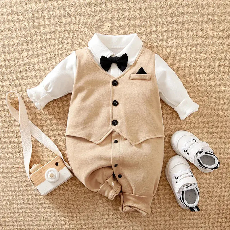 Combinaison bébé costume élégante beige avec chemise blanche à col et nœud papillon noir pour costume mariage