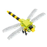 Construction lego moc insecte modèle de libellule en lego vert lime et jaune avec ailes transparentes à motif de grille